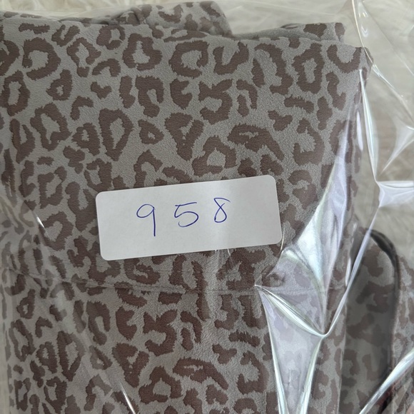 Chicos Womens Gray Microfiber Cheetah Jacket Size Small Long Sleeve Button - Picture 7 of 7